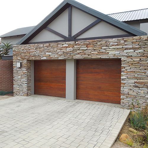 horizontal slatted timber garage doors5